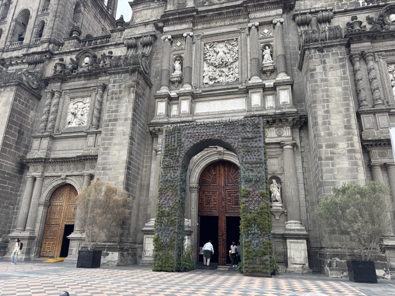 2025-06-19-Mexico-370-City-Square.JPG