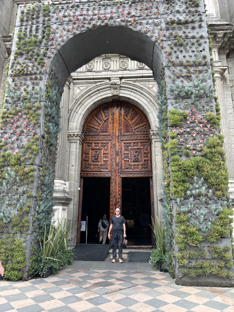 2025/06(June)/Tequila-Mexico-City-with-Seeleys/800x600_2025-06-19-Mexico-373-City-Square-Travis.JPG