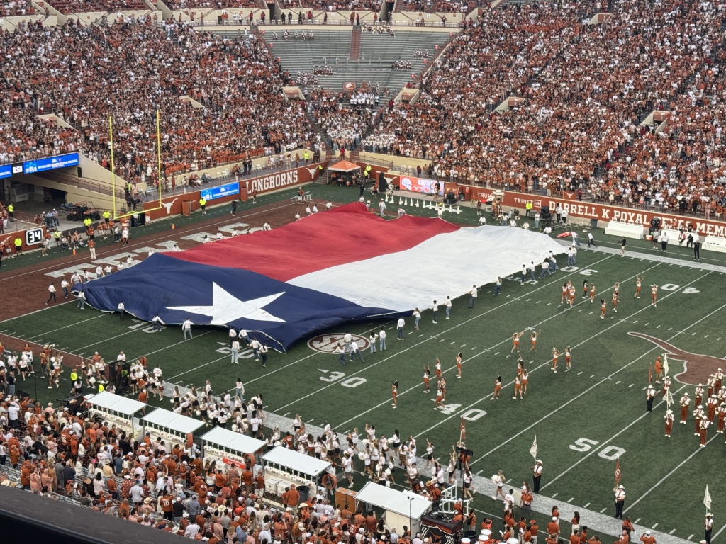 2025/09(September)/UT-Football/1024x768_2025-09-20-UT-Football-08.JPG