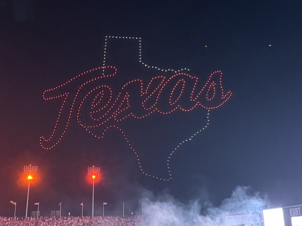 2025/09(September)/UT-Football/1024x768_2025-09-20-UT-Football-15-drone-show.JPG