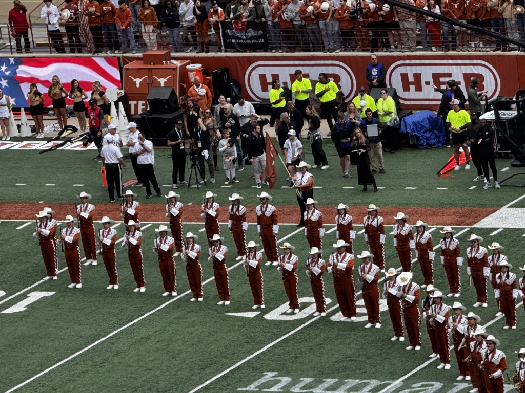 2025/09(September)/UT-Football/1024x768_2025-11-01-UT-Football-26.JPG