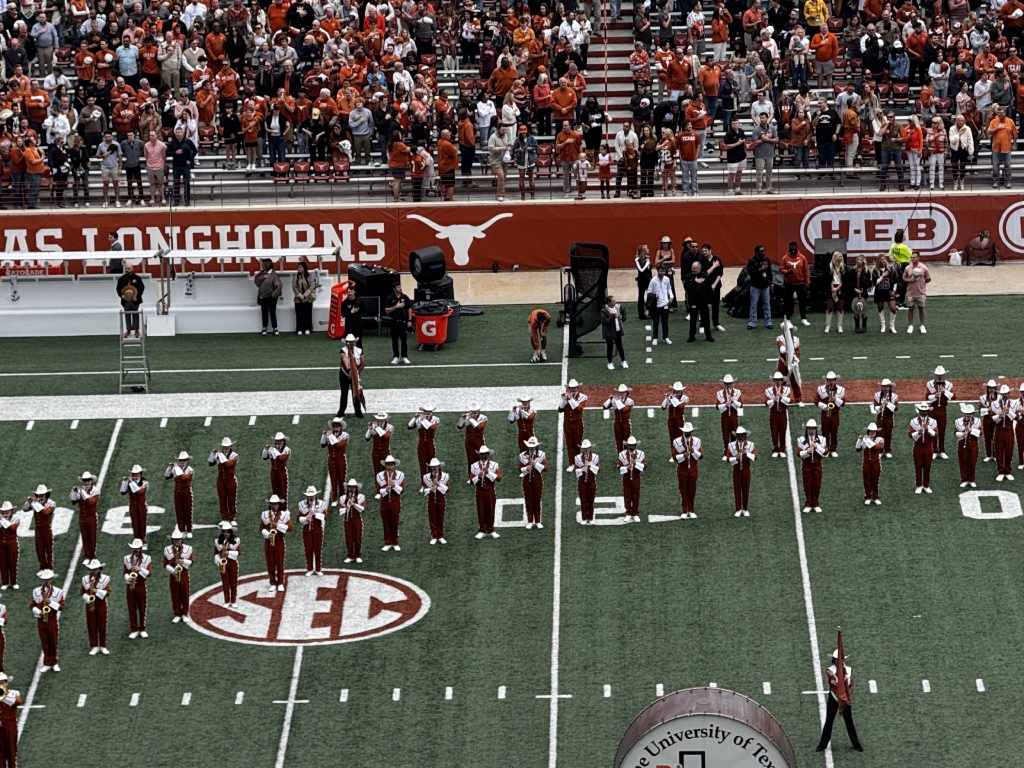 2025/09(September)/UT-Football/1024x768_2025-11-01-UT-Football-27.JPG