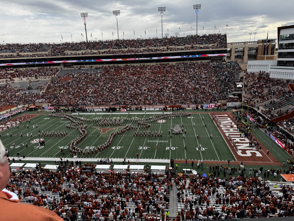 2025/09(September)/UT-Football/1024x768_2025-11-01-UT-Football-28.JPG