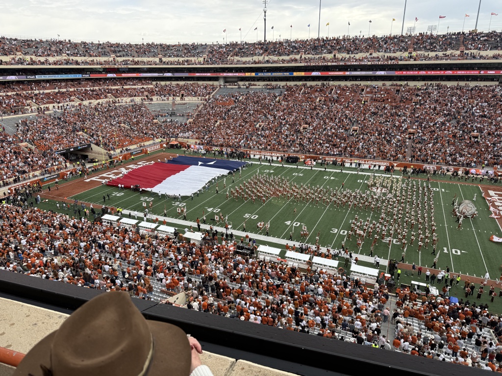 2025/09(September)/UT-Football/1024x768_2025-11-01-UT-Football-29.JPG