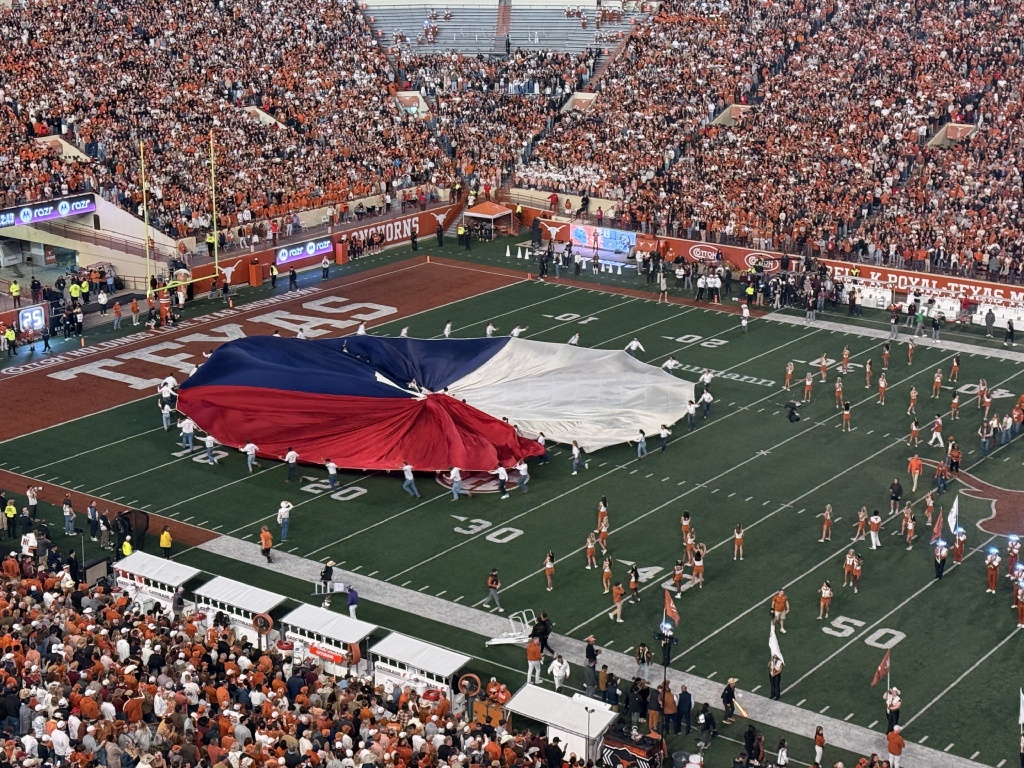 2025/09(September)/UT-Football/1024x768_2025-11-28-UT-Football-51.JPG