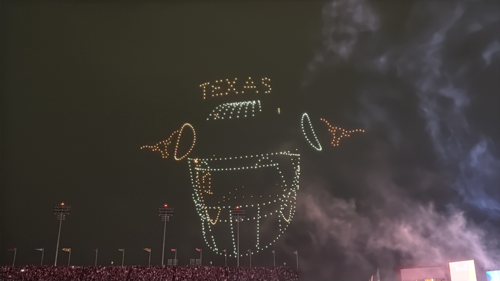 2025-11-28-UT-Football-58-Drone-show.JPG
