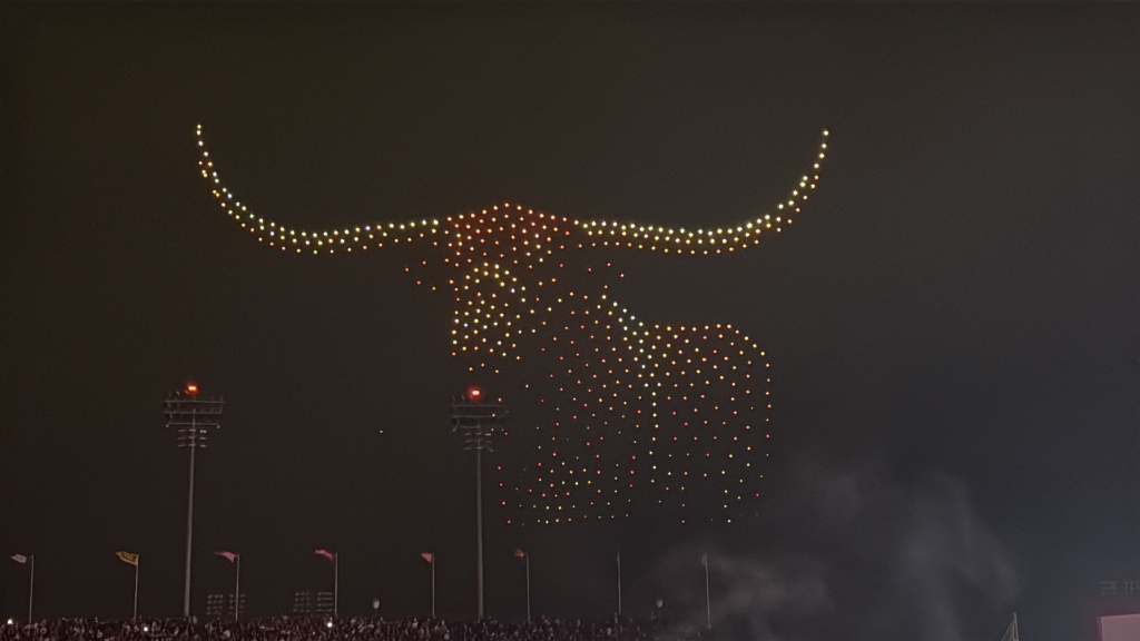 2025/09(September)/UT-Football/1024x768_2025-11-28-UT-Football-68-Drone-show.JPG