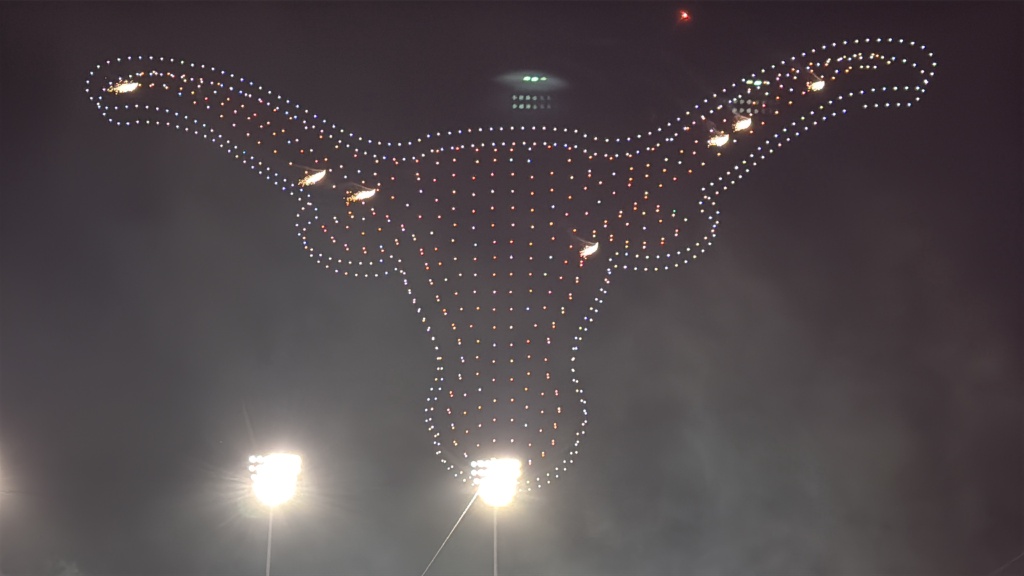 2025-11-28-UT-Football-72-Drone-show.JPG