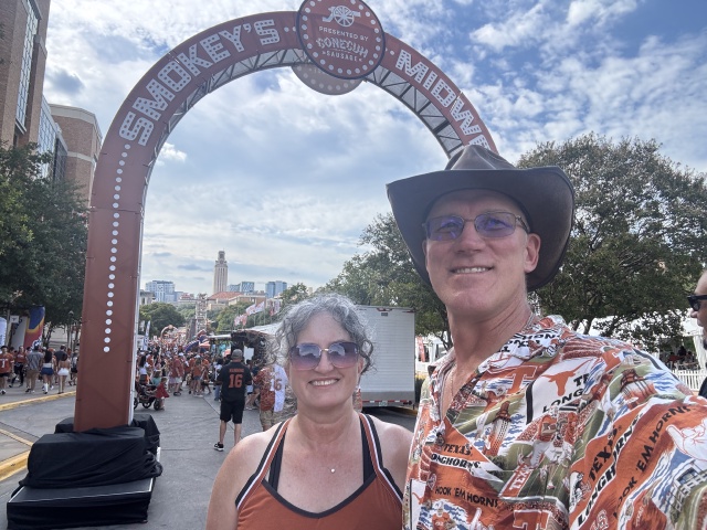 2025/09(September)/UT-Football/2025-09-20-UT-Football-01-Suzi-Travis-GOOD.JPG