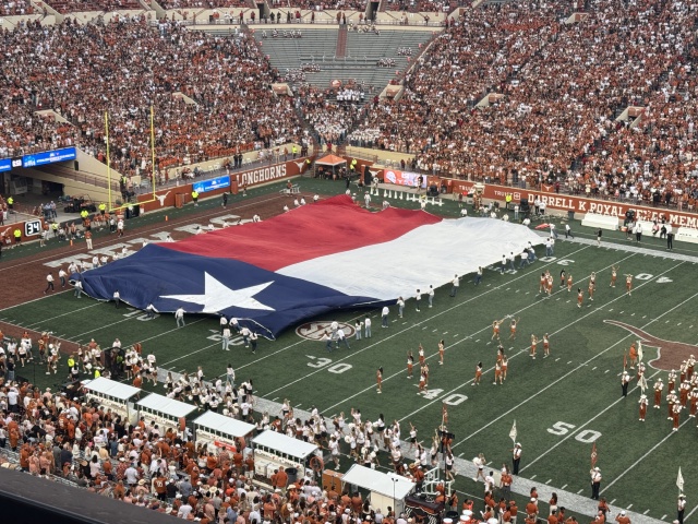 2025/09(September)/UT-Football/640x480_2025-09-20-UT-Football-08.JPG