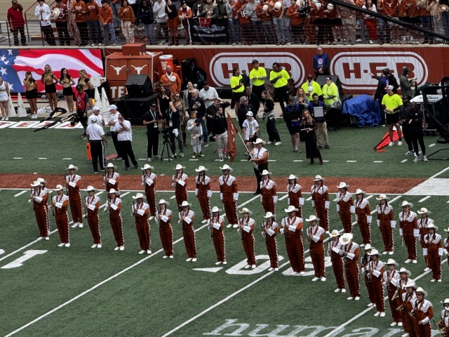 2025/09(September)/UT-Football/640x480_2025-11-01-UT-Football-26.JPG