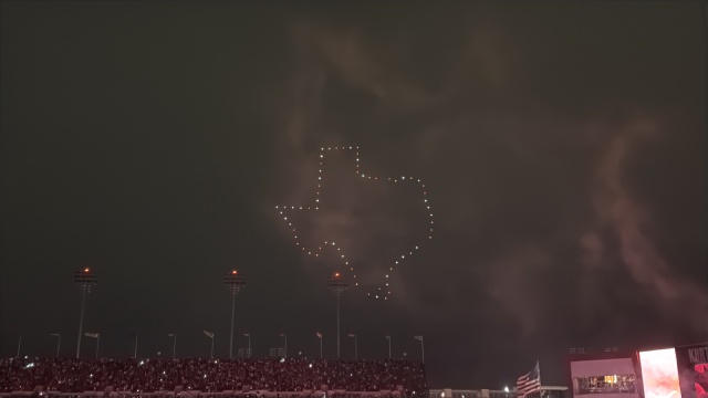 2025-11-28-UT-Football-64-Drone-show.JPG