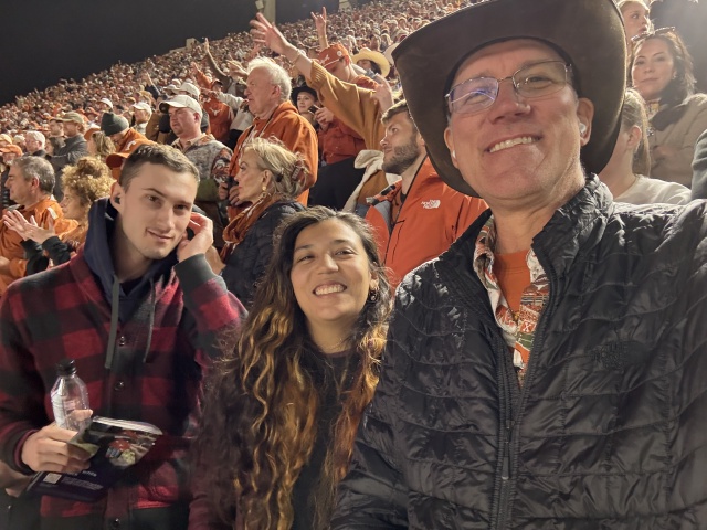 2025/09(September)/UT-Football/640x480_2025-11-28-UT-Football-76-Chance-Bianca-Travis.JPG