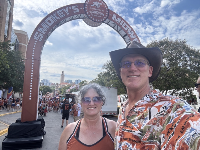 2025/09(September)/UT-Football/2025-09-20-UT-Football-01-Suzi-Travis-GOOD.JPG