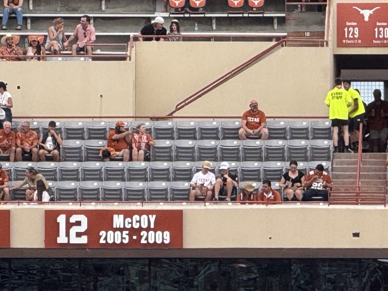 2025/09(September)/UT-Football/800x600_2025-09-20-UT-Football-04-ChrisAusten.JPG
