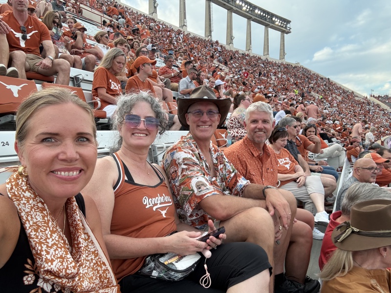 2025/09(September)/UT-Football/800x600_2025-09-20-UT-Football-04-Livia-Suzi-Travis-BillBusby.JPEG