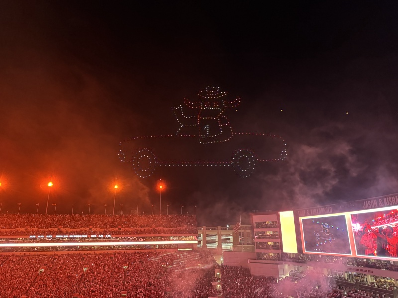 2025/09(September)/UT-Football/800x600_2025-09-20-UT-Football-20-drone-show.JPG