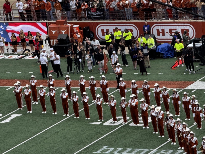2025/09(September)/UT-Football/800x600_2025-11-01-UT-Football-26.JPG