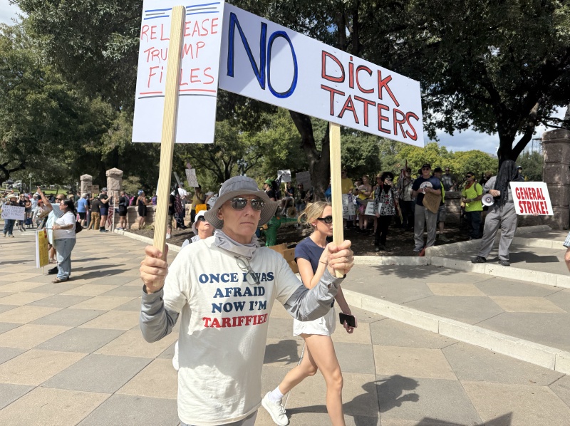 2025/10(October)/No-Kings-March-TWO/800x600_2025-10-18-No-Kings-Day-Two-04.JPG
