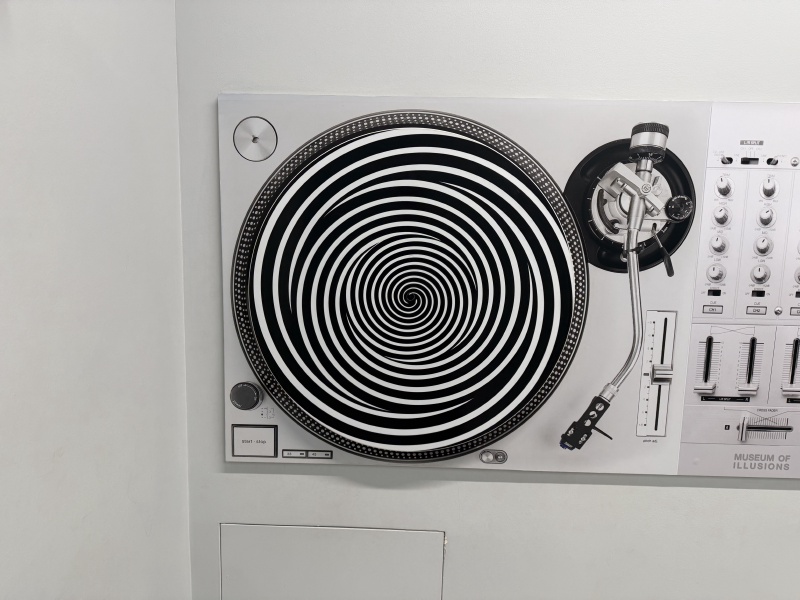 2025-10-28-Vistra-Chicago-66-Museum-of-Illusions.JPG
