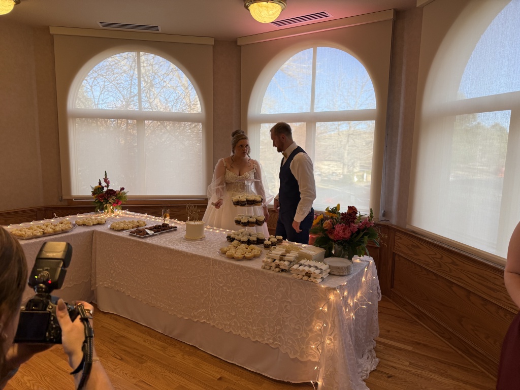 2025/11(November)/McKenzie-Ben-Wedding/1024x768_2025-11-08-McKenzie-BenBeatty-Wedding-057-cake.JPG