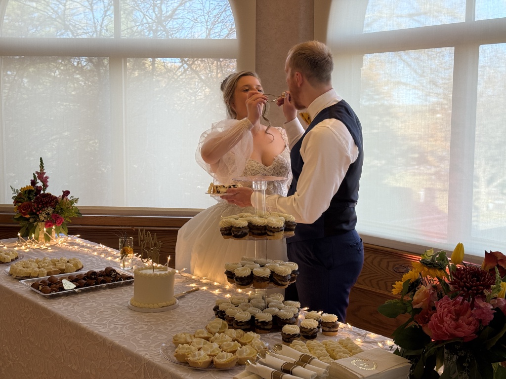 2025/11(November)/McKenzie-Ben-Wedding/1024x768_2025-11-08-McKenzie-BenBeatty-Wedding-064-cake.JPG