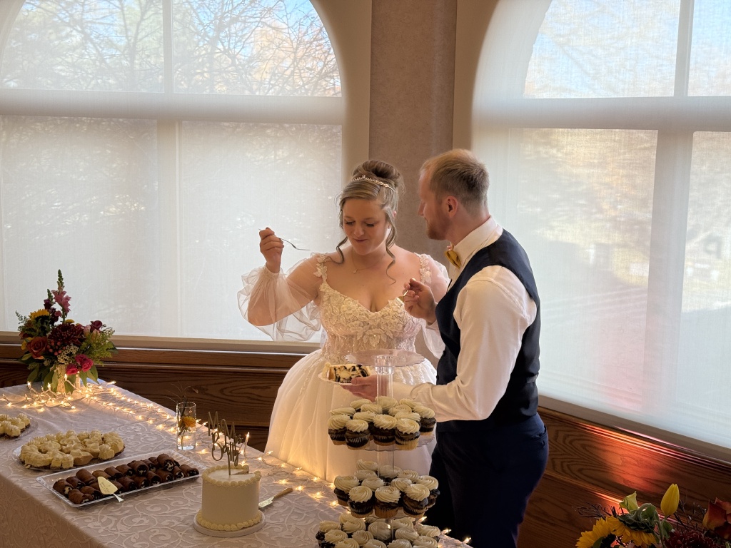 2025/11(November)/McKenzie-Ben-Wedding/1024x768_2025-11-08-McKenzie-BenBeatty-Wedding-067-cake.JPG