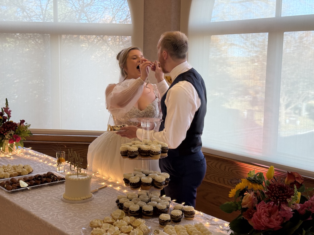 2025/11(November)/McKenzie-Ben-Wedding/1024x768_2025-11-08-McKenzie-BenBeatty-Wedding-068-cake.JPG