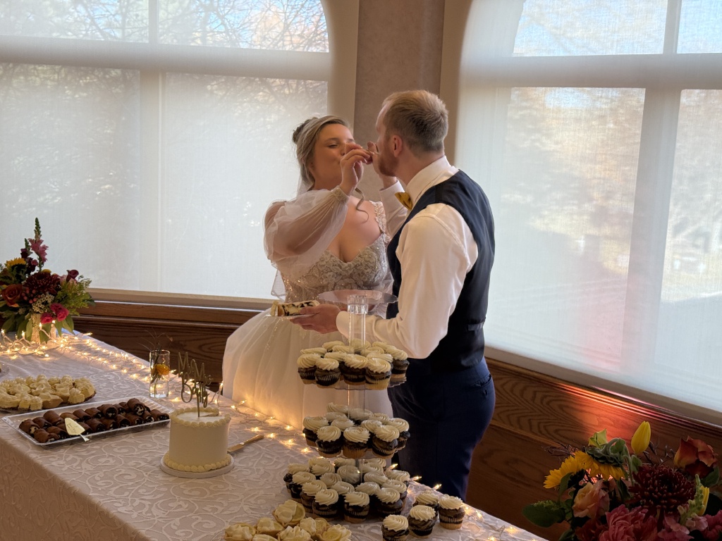 2025/11(November)/McKenzie-Ben-Wedding/1024x768_2025-11-08-McKenzie-BenBeatty-Wedding-069-cake.JPG
