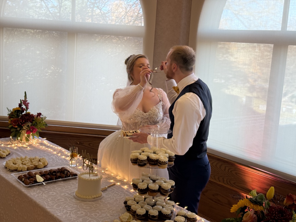 2025/11(November)/McKenzie-Ben-Wedding/1024x768_2025-11-08-McKenzie-BenBeatty-Wedding-070-cake.JPG