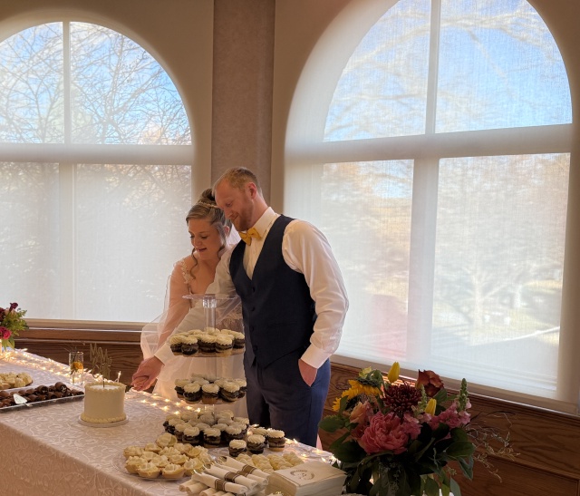 2025/11(November)/McKenzie-Ben-Wedding/640x480_2025-11-08-McKenzie-BenBeatty-Wedding-058-cake.JPG