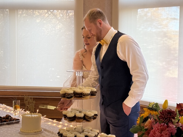 2025/11(November)/McKenzie-Ben-Wedding/640x480_2025-11-08-McKenzie-BenBeatty-Wedding-059-cake-GOOD.JPG