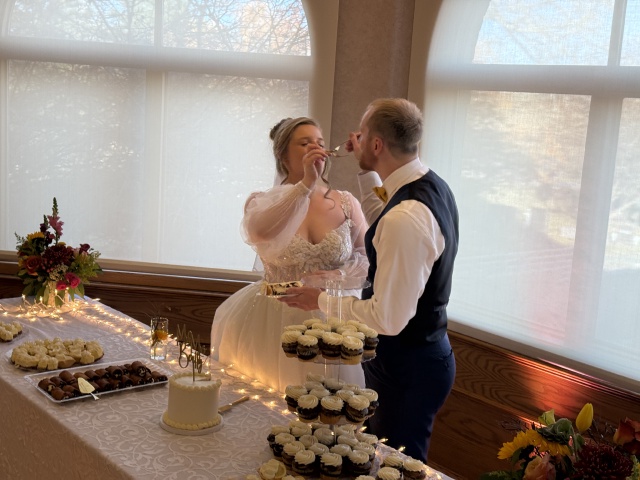 2025/11(November)/McKenzie-Ben-Wedding/640x480_2025-11-08-McKenzie-BenBeatty-Wedding-070-cake.JPG