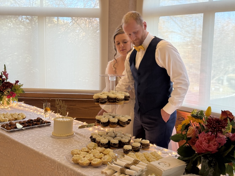 2025/11(November)/McKenzie-Ben-Wedding/800x600_2025-11-08-McKenzie-BenBeatty-Wedding-060-cake.JPG
