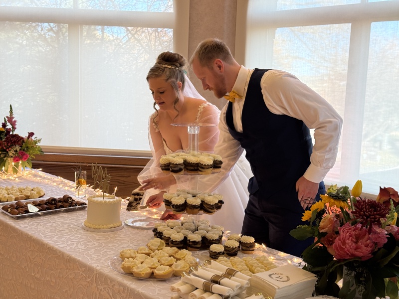 2025/11(November)/McKenzie-Ben-Wedding/800x600_2025-11-08-McKenzie-BenBeatty-Wedding-062-cake.JPG