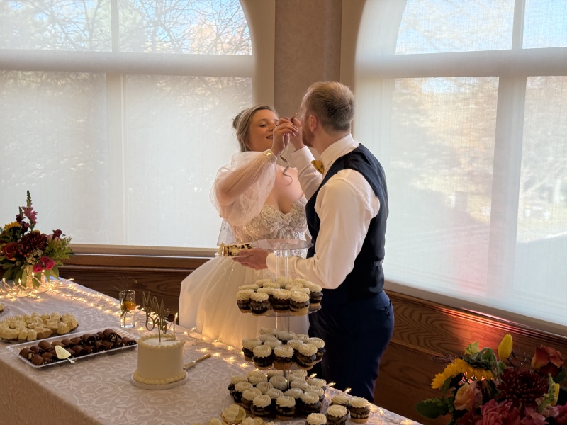 2025/11(November)/McKenzie-Ben-Wedding/800x600_2025-11-08-McKenzie-BenBeatty-Wedding-065-cake.JPG