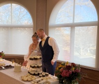 2025-11-08-McKenzie-BenBeatty-Wedding-058-cake.JPG