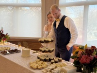 2025-11-08-McKenzie-BenBeatty-Wedding-060-cake.JPG