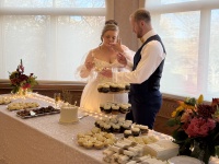 2025-11-08-McKenzie-BenBeatty-Wedding-063-cake.JPG