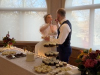 2025-11-08-McKenzie-BenBeatty-Wedding-064-cake.JPG