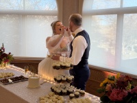2025-11-08-McKenzie-BenBeatty-Wedding-068-cake.JPG