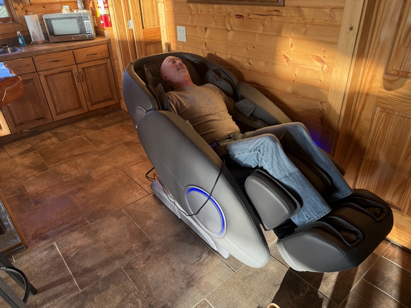 2025/11(November)/SD-Pheasant-Hunting/800x600_2025-11-14-SD-Pheasant-Hunting-54-massage-chair-Mike.JPG