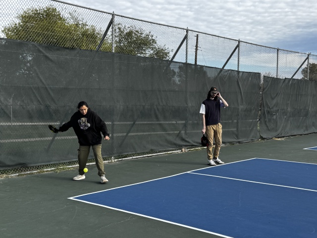 2025-11-28-Thanksgiving-18-Pickleball-Bianca-Dax.JPG