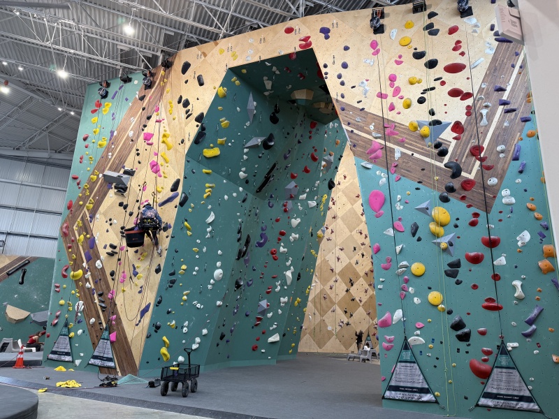 2025-12-01-Thanksgiving-29-indoor-rock-climbing.JPG