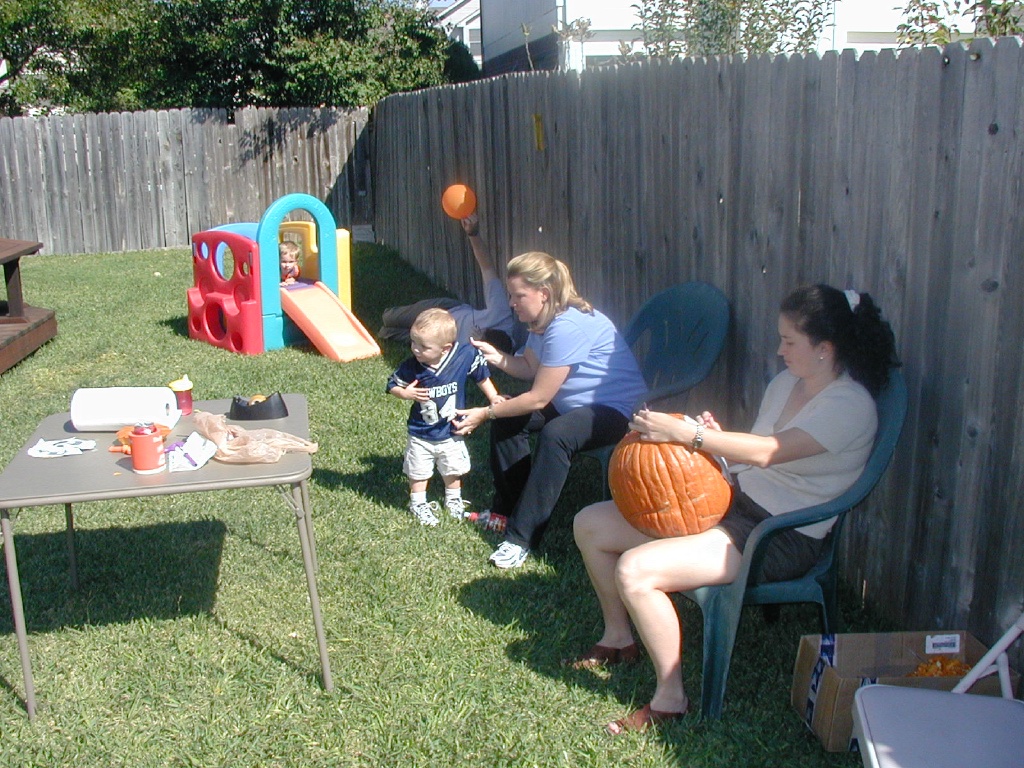 Best-of-Katie/1024x768_2001-10-28-pumpkin-carving-07-Vale-Katie-Suzi.JPG