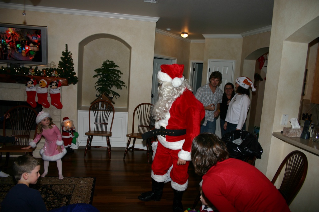 2006-12-24-Christmas-Eve-30-Santa-Dax-Kyla-Justin-Katie-Suzi-Heather.JPG
