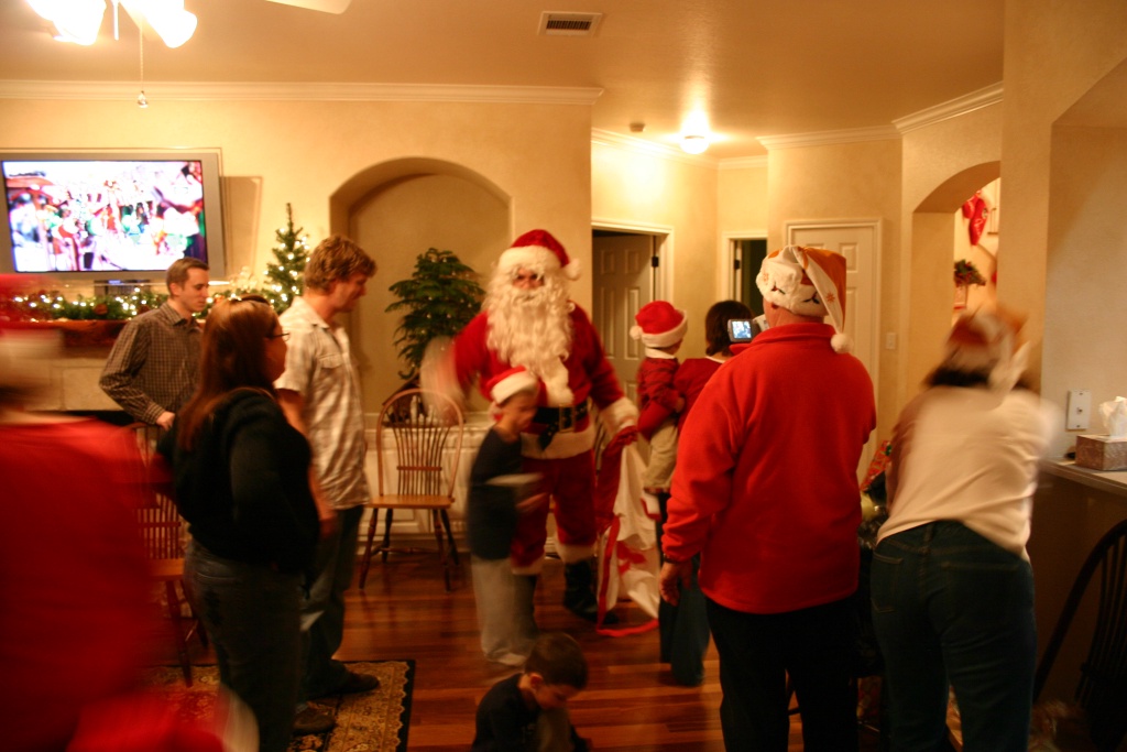 Best-of-Katie/1024x768_2006-12-24-Christmas-Eve-80-Santa-Justin-Katie-Justin-Chance-Dax-Ian-Heather-Jim-Suzi.JPG