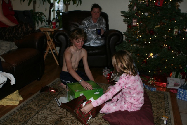 2009-12-25-Christmas-12-Vale-Katie-Kyla.JPG