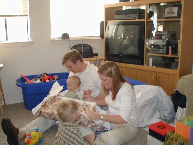 Best-of-Katie/800x600_2001-03-04-Vale-1st-Bday-20-Vale-Katie-Justin-presents.jpg
