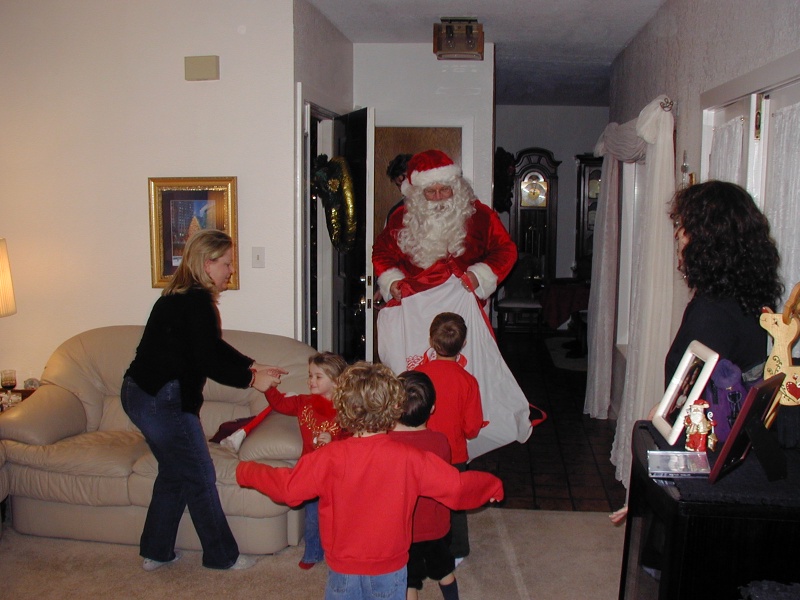 Best-of-Katie/800x600_2004-12-24-Christmas-Eve-08-Santa-Chance-Dax-Vale-Kyla-Katie.JPG